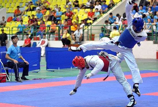 Những pha tấn công dũng mãnh của các vận động viên tại giải vô địch Taekwondo toàn quốc năm 2015 diễn ra tại Quảng Nam.