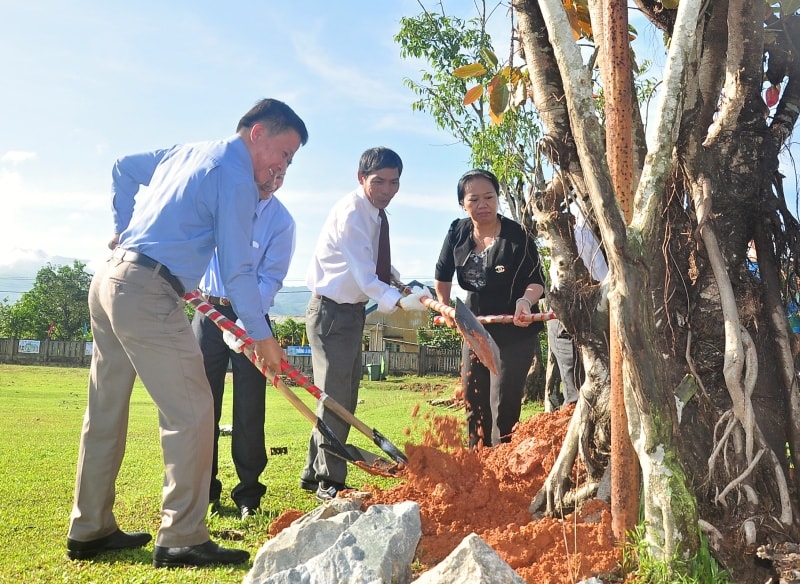 Bí thư Tỉnh đoàn Thái Bình cũng lãnh đạo Mặt trận huyện Núi Thành, xã Tam Mỹ Tây trồng cây xanh tại khu dân cư Tịnh Sơn. Ảnh: V.ANH