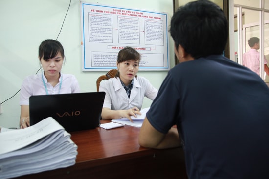 Người nghiện ma túy được tư vấn, hỗ trợ cai nghiện tại Trung tâm Phòng chống HIV/AIDS tỉnh. Ảnh: T.C