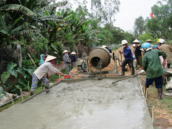 Nhân dân xã Duy Sơn tích cực ra quân bê tông hóa giao thông nông thôn. Ảnh: HOÀI NHI