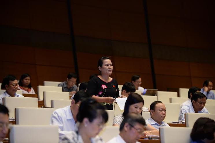 Đại biểu Nguyễn Thị Tuyết Thanh phát biểu tại kỳ họp.