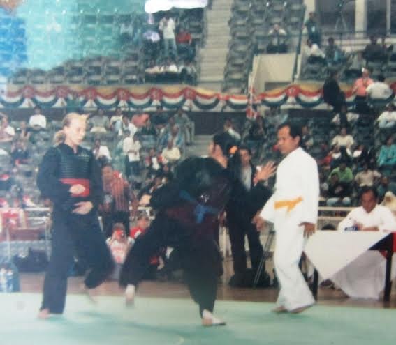 HLV Đặng Thị Thúy (đai xanh) trong 1 trận đấu ở giải Pencak silat vô địch thế giới năm 2000. 