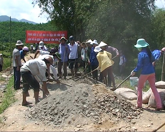 Đóng góp ngày công lao động xây dựng đường bê tông giao thông nông thôn.Ảnh: MINH THÔNG