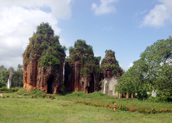 Tháp Khương Mỹ. Ảnh: P.HOÀNG