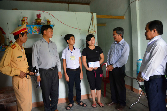 Ban ATGT tỉnh thăm, trao tiền hỗ trợ cho chị em Lê Thị Hiền. Ảnh: X.THỌ