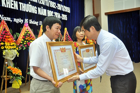 Bí thư Tỉnh ủy, Chủ tịch HĐND tỉnh Nguyễn Ngọc Quang trao danh hiệu Nhà giáo ưu tú cho nhà giáo Trương Văn Quang. Ảnh: NGỌC ÁNH 