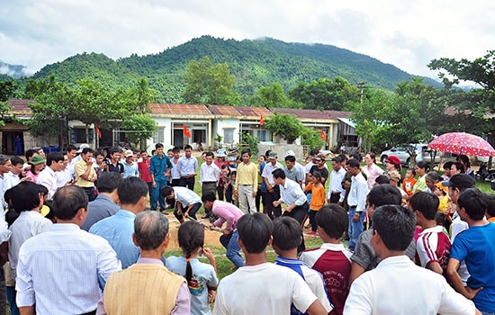 Nhân dân làng Yều (xã Đại Hưng, huyện Đại Lộc) tổ chức trò chơi dân gian. Ảnh: VINH ANH