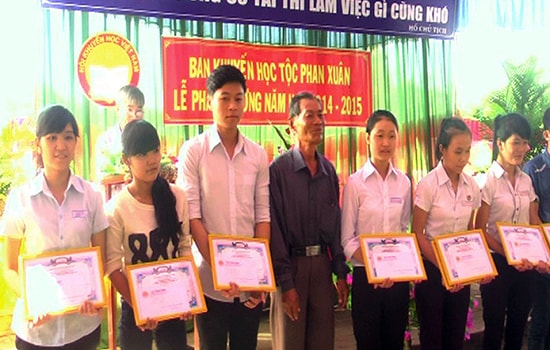 Khen thưởng học sinh ở tộc Phan Xuân. Ảnh: L.H