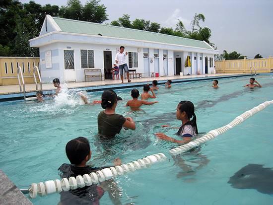 Trẻ em, học sinh hào hứng tham gia các lớp học bơi tại các bể bơi xây dựng theo mô hình cụm trường tại trường THCS Nguyễn Văn Trỗi.