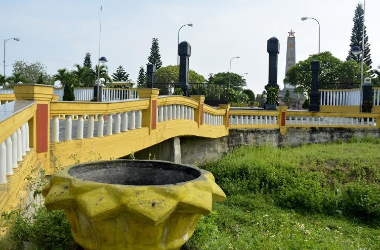 Chậu trước nghĩa trang liệt sĩ Hội An để các đám ma dừng lại đốt vàng mã thay vì rải ra đường. Ảnh: XUÂN KHÁNH