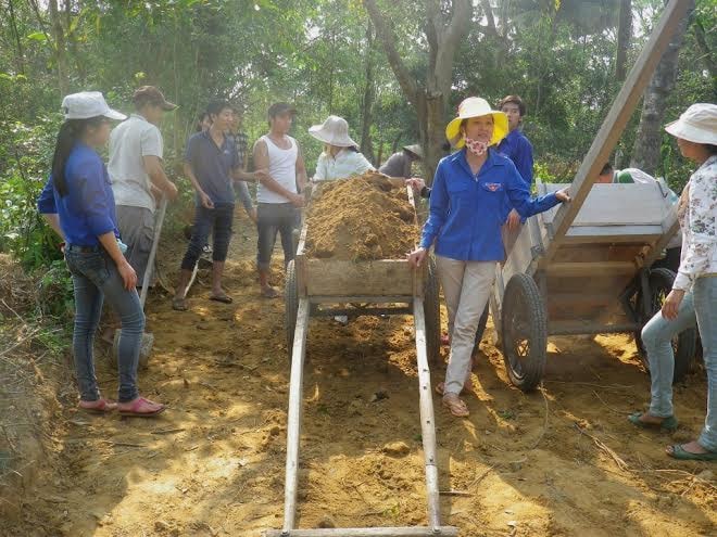 Vận động thanh niên dọn mặt bằng bê tông nông thôn.