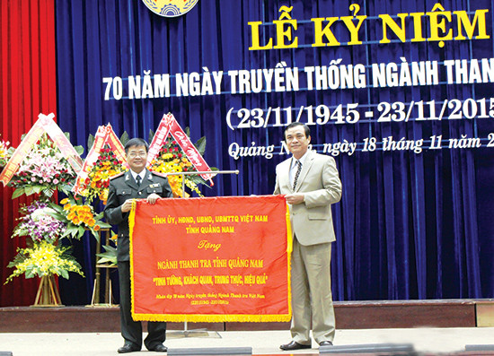 Phó Bí thư Thường trực Tỉnh ủy Phan Việt Cường trao tặng bức trướng của Tỉnh ủy cho ngành Thanh tra tỉnh. Ảnh: NGUYỄN DƯƠNG