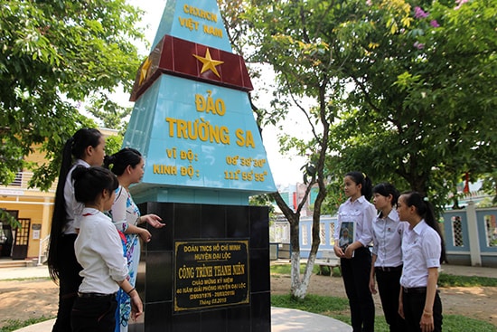 Mô hình cột mốc chủ quyền quần đảo Trường Sa trong khuôn viên Trường THCS Mỹ Hòa. Ảnh: QUỐC TUẤN