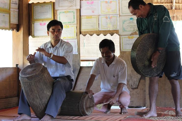 Đánh trống mừng ngày hội dân tộc.