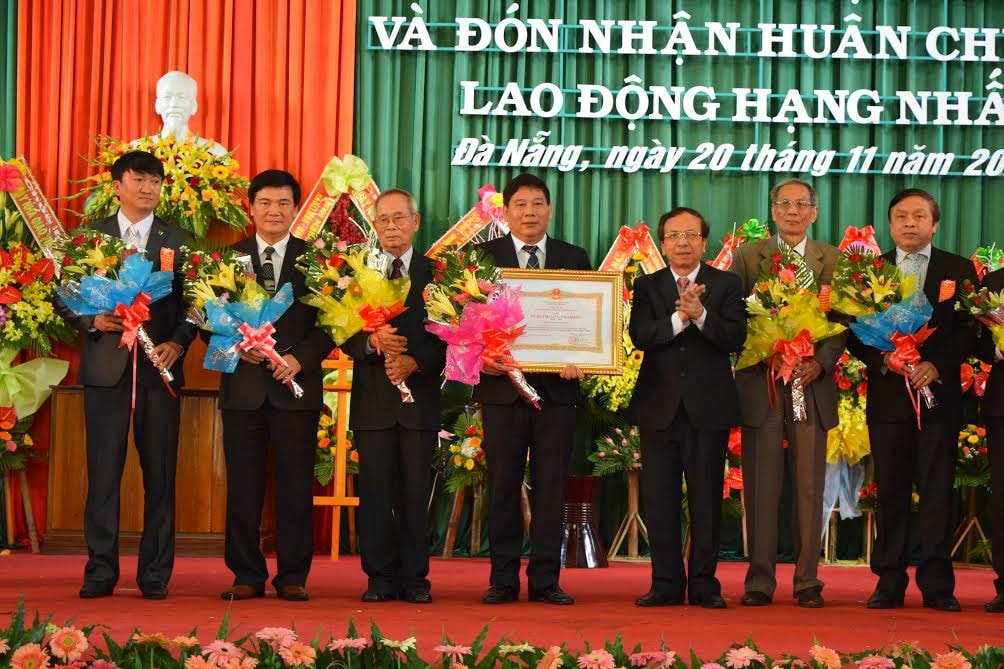 Thừa ủy nhiệm của Chủ tịch nước, Phó Chủ tịch Thường trực UBND thành phố Đà Nẵng Võ Duy Khương trao tặng Huân chương Lao động hạng Nhất cho tập thể Trường ĐH Kinh tế.