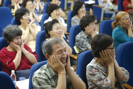 Nhiều người cao tuổi Hàn Quốc tham gia các khóa học chăm sóc trẻ em để kiếm thêm thu nhập.