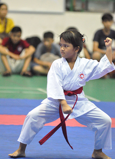 Karatedo hiện phát triển tại các câu lạc bộ chứ chưa có ở trong trường học. Trong ảnh: Vận động viên Nguyễn Thị Thanh Hương (9 tuổi) của câu lạc bộ Duy Xuyên tại giải Karatedo trẻ tỉnh Quảng Nam năm 2015.