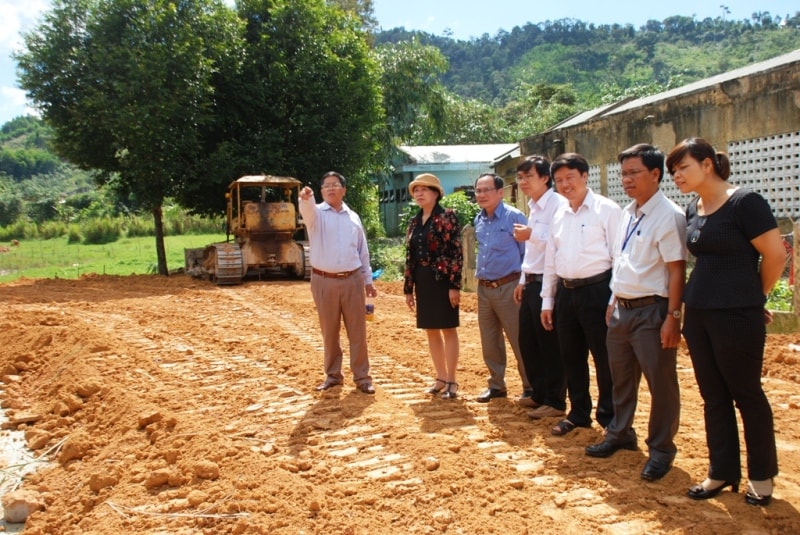 Đoàn kiểm tra giám sát công tác thi đua - khen thưởng tỉnh kiểm tra công tác xây dựng nông thôn mới tại xã Lăng.