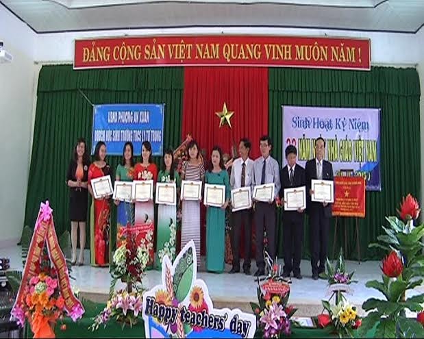 Công đoàn giáo dục TP.Tam Kỳ trao giấy khen cho cán bộ, giáo viên nhà trường.