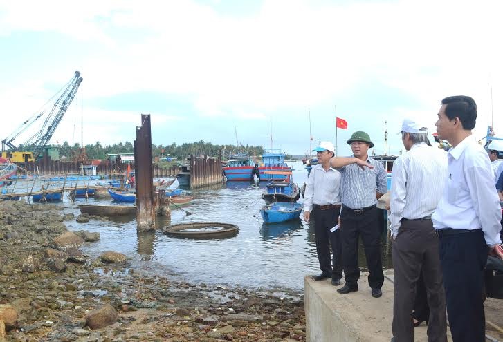 Đoàn công tác của UBND tỉnh do Phó Chủ tịch UBND tỉnh Lê Trí Thanh dẫn đầu đi thực địa tại thôn An Hải Đông.