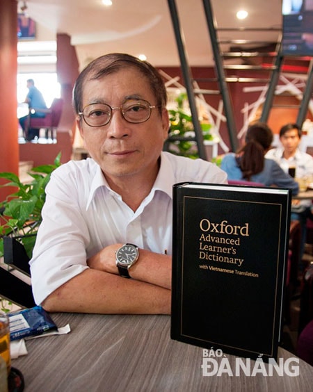 Học giả Fulbright Trần Mạnh Quang bên cạnh từ điển Oxford Advanced Learner’s Dictionary phiên bản 8.0 song ngữ Anh-Anh-Việt được in đợt đầu.