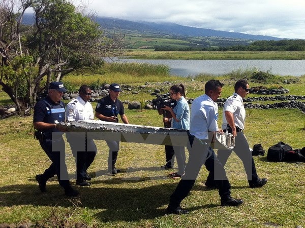 Chuyển mảnh vỡ máy bay được nghi là của MH370 trên đảo Reunion ngày 29/7. (Nguồn: AFP/TTXVN)