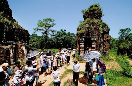 Di sản văn hóa thế giới Mỹ Sơn thu hút du khách. Ảnh: LÊ TRỌNG KHANG