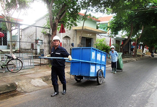 Vấn đề vệ sinh môi trường có lẽ trầm kha nhất và khó giải quyết nhất ở nông thôn. Ảnh: V.SỰ