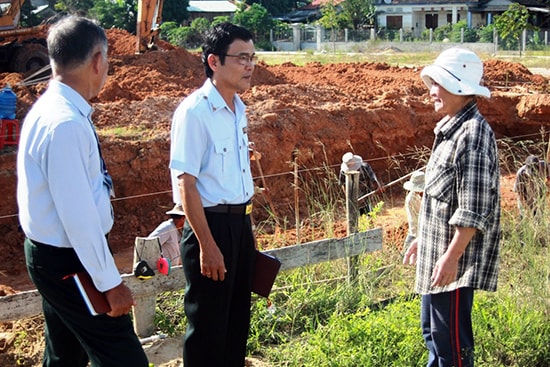 Thời gian qua ngành Thanh tra tỉnh đã góp phần tích cực vào việc kiểm tra, giám sát, phòng chống tham nhũng. Trong ảnh: Thanh tra huyện Duy Xuyên tiếp xúc với người dân để nắm bắt tình hình.