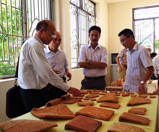 Phân loại hiện vật thu thập được ở di tích Triền Tranh tại Bảo tàng Văn hóa Chămpa - Sa Huỳnh, Duy Xuyên. Ảnh SONG ANH