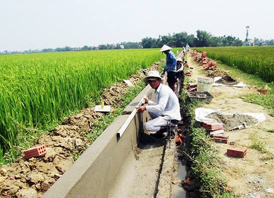 Bê tông hóa hệ thống kênh trên cánh đồng Xuyên Đông ở thôn Vĩnh Nam (xã Duy Vinh, Duy Xuyên). Ảnh: VĂN SỰ