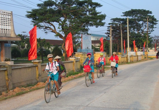 Chủ tịch UBND tỉnh vừa yêu cầu các địa phương tuyệt đối không được bắt buộc người dân đóng góp xây dựng NTM. Ảnh: VĂN SỰ