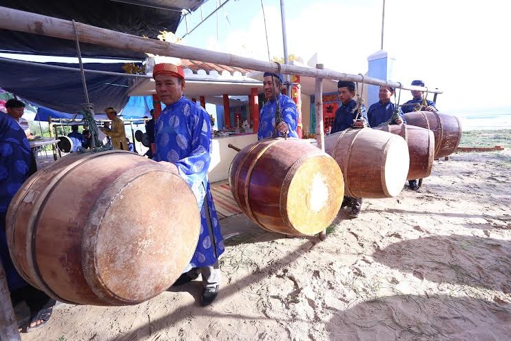 Biểu diễn trống, chiêng trong ngày tế lễ.