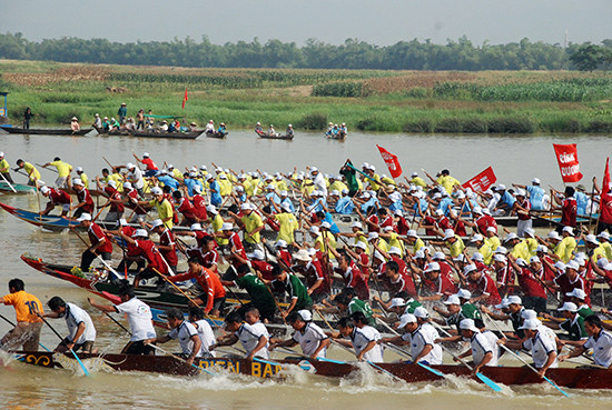 Đua thuyền là môn thể thao khá tốn kém nhưng rất nhiều thuyền đua vẫn nhiệt tình tham gia. Ảnh: AN NHI