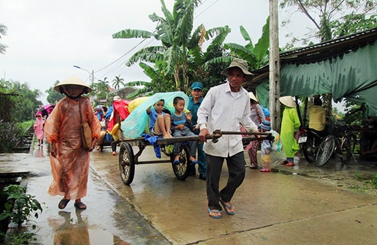 Di dời dân và tài sản đến nơi an toàn.