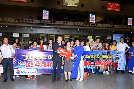 Đại diện lãnh đạo công ty Vietravel tặng hoa cho đoàn khách trong chuyến bay trực tiếp đầu tiên Đà Nẵng - Singapore