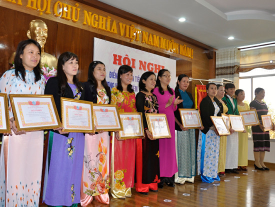 Hội LHPN tỉnh tuyên dương phụ nữ điển hình 5 năm 2010 - 2015. Ảnh: VINH ANH