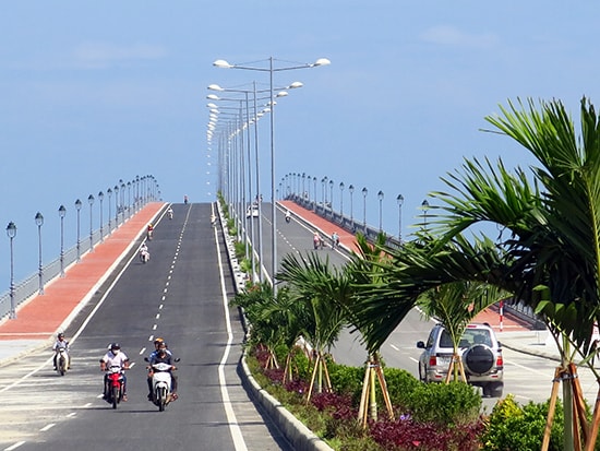 Cầu Cửa Đại - công trình chào mừng Đại hội Đảng bộ tỉnh lần thứ XXI, nhiệm kỳ 2015 - 2020. Ảnh: T.D