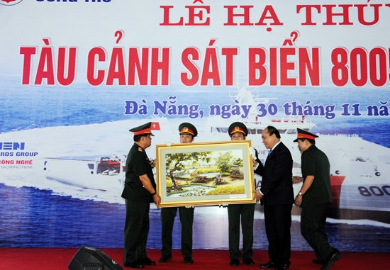 Phó Thủ tướng Nguyễn Xuân Phúc tặng quà cho Tổng công ty Sông Thu