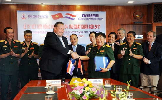Phó Thủ tướng Nguyễn Xuân Phúc chứng kiến lễ ký kết đóng mới tàu Tổng công ty Sông Thu và Tập đoàn đóng tàu Damen (Hà Lan) cùng ký kết đóng mới 4 tàu xuất khẩu châu Âu.