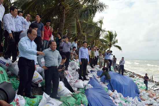 Phó Thủ tướng Nguyễn Xuân Phúc thị sát kiểm tra tại bờ biển Cửa Đại 