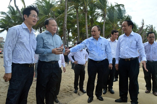 Phó Thủ tướng Nguyễn Xuân Phúc chỉ đạo việc kè chắn bờ biển Cửa Đại là nhiệm vụ cấp bách.
