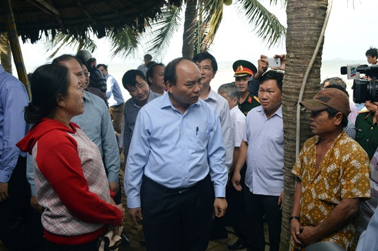 Phó Thủ tướng Nguyễn Xuân Phúc chia sẻ và động viên người dân khu vực Cửa Đại về thiệt hại do sạt lở gây ra