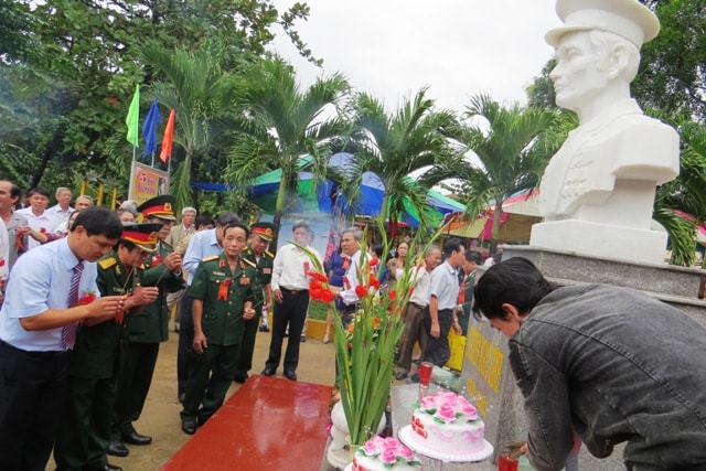 Cán bộ lãnh đạo, cựu chiến binh, tập thể thầy và trò nhà trường dâng hương tại khu vực tượng đài. Bích Liên