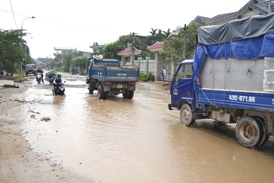 Bề mặt đoạn tuyến ĐT609B bị sụt lún nặng.Ảnh: C.TÚ