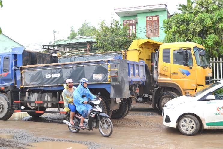 Chọn lối đi “ngon”, 2 xe tải màu vàng và màu xanh đều chạy sai luật.