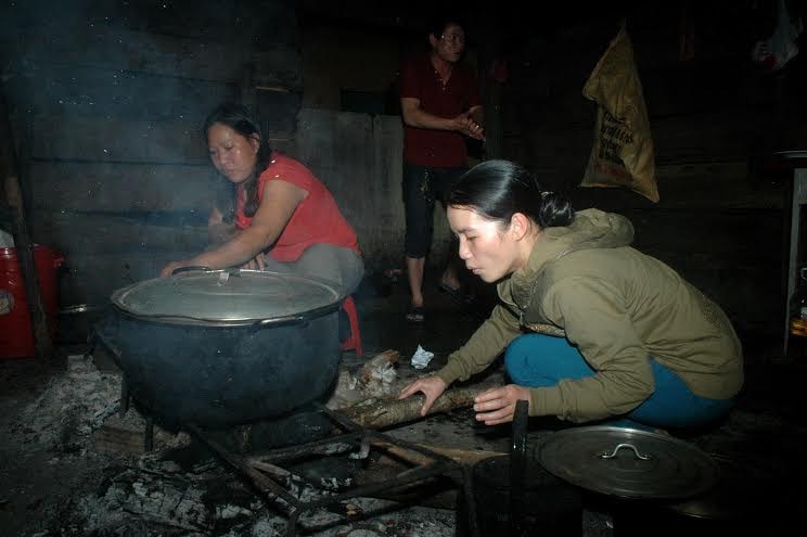 Nấu ăn bằng nước mưa là chuyện hằng ngày của các thầy cô vùng cao Nam Trà My.