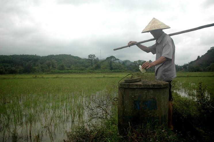 Nông dân huyện Nông Sơn đã ý thức được việc bỏ rác thải nguy hại đồng ruộng vào bể thu gom.