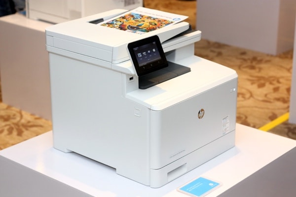 Máy in HP Color LaserJet Pro MFP M477fdw.