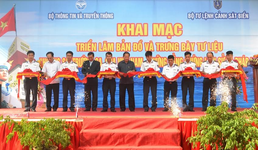 Thứ trưởng Bộ TT-TT Phạm Minh Tuấn; Đại tá Trần Văn Dũng, Chính ủy Bộ tư lệnh Vùng cảnh sát biển 2 cắt băng khai mạc triển lãm.